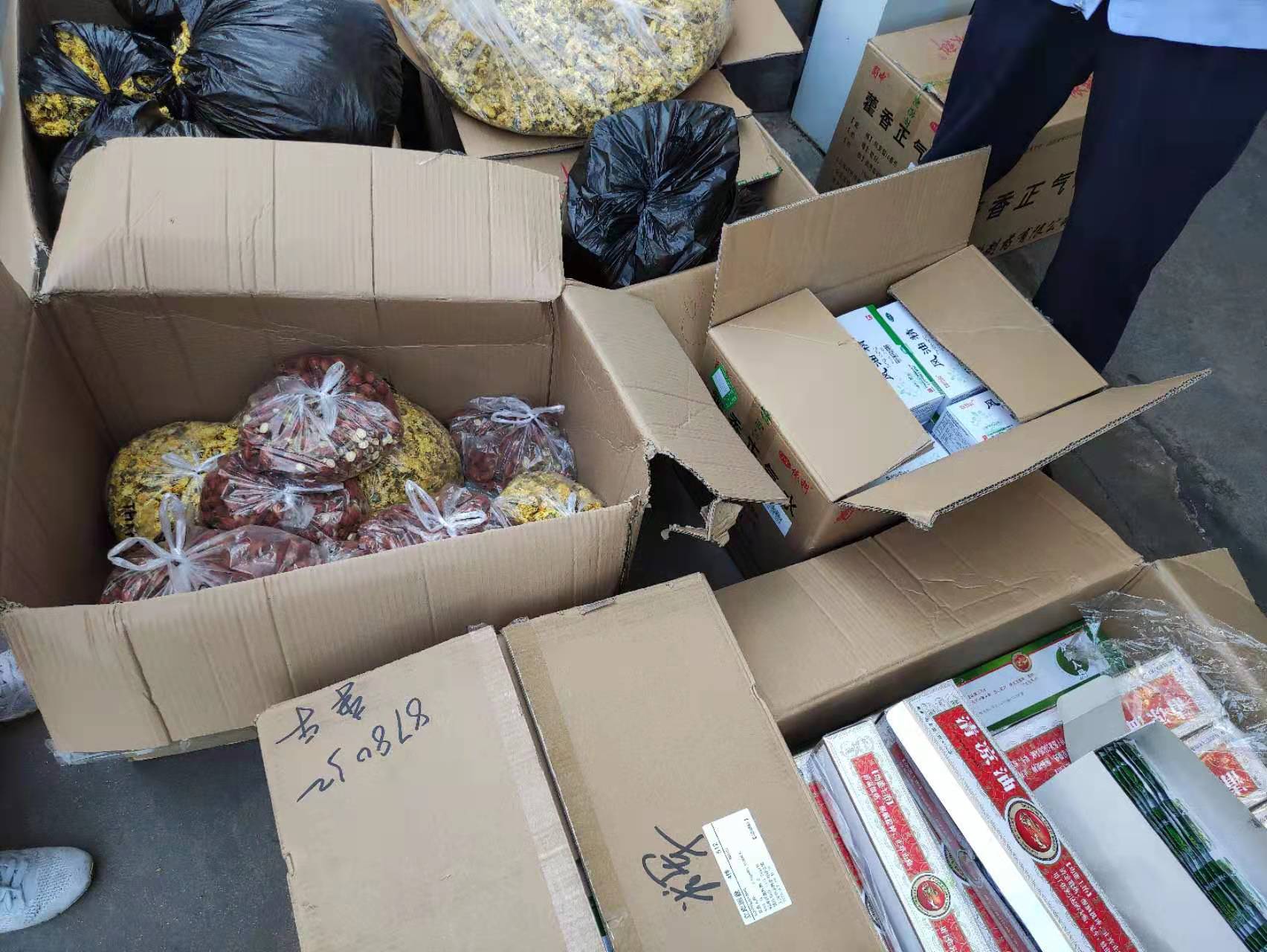 1657872999787525.jpg 發(fā)放防暑降溫用品2.jpg